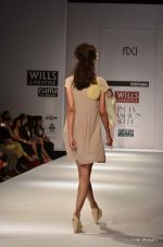 Model walk the ramp for Manish Gupta Show at Wills Lifestyle India Fashion Week 2012 day 3 on 8th Oct 2012 (7).JPG
